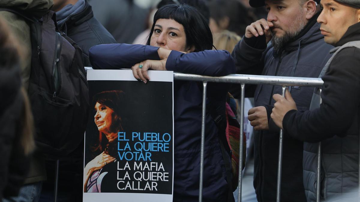 Una mujer sostiene un cartel durante una movilización en apoyo a Cristin Fernández.
