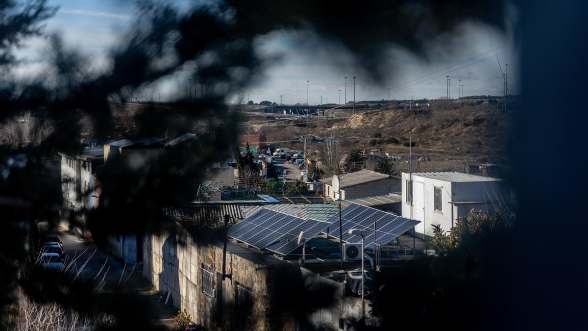 El ascensor social de la Cañada Real lleva cinco años detenido (y nadie hace nada para arreglarlo)