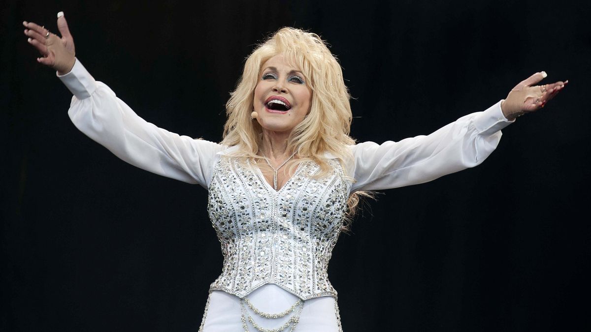 La cantante estadounidense Dolly Parton actúa en el Pyramid Stage del Festival de Artes Escénicas Contemporáneas de Glastonbury de 2014.