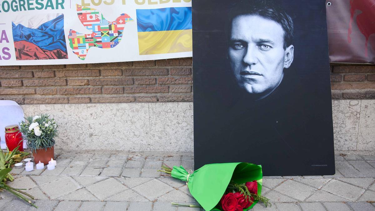 EuropaPress 5800048 flores fotorgrafia velas homenaje alexei navalni frente embajada rusia