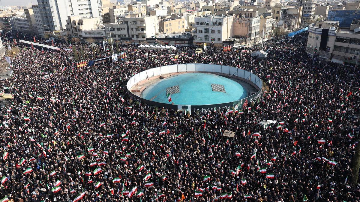 Iraníes se congregan en la plaza Enqelab para mostrar su apoyo al recién nombrado Líder Supremo, el ayatolá Mojtaba Jamenei. La movilización de los kurdos podría beneficiar a la propaganda de la República Islámica, que agitaría el fantasma del separatismo para provocar una oleada de nacionalismo que le beneficie.