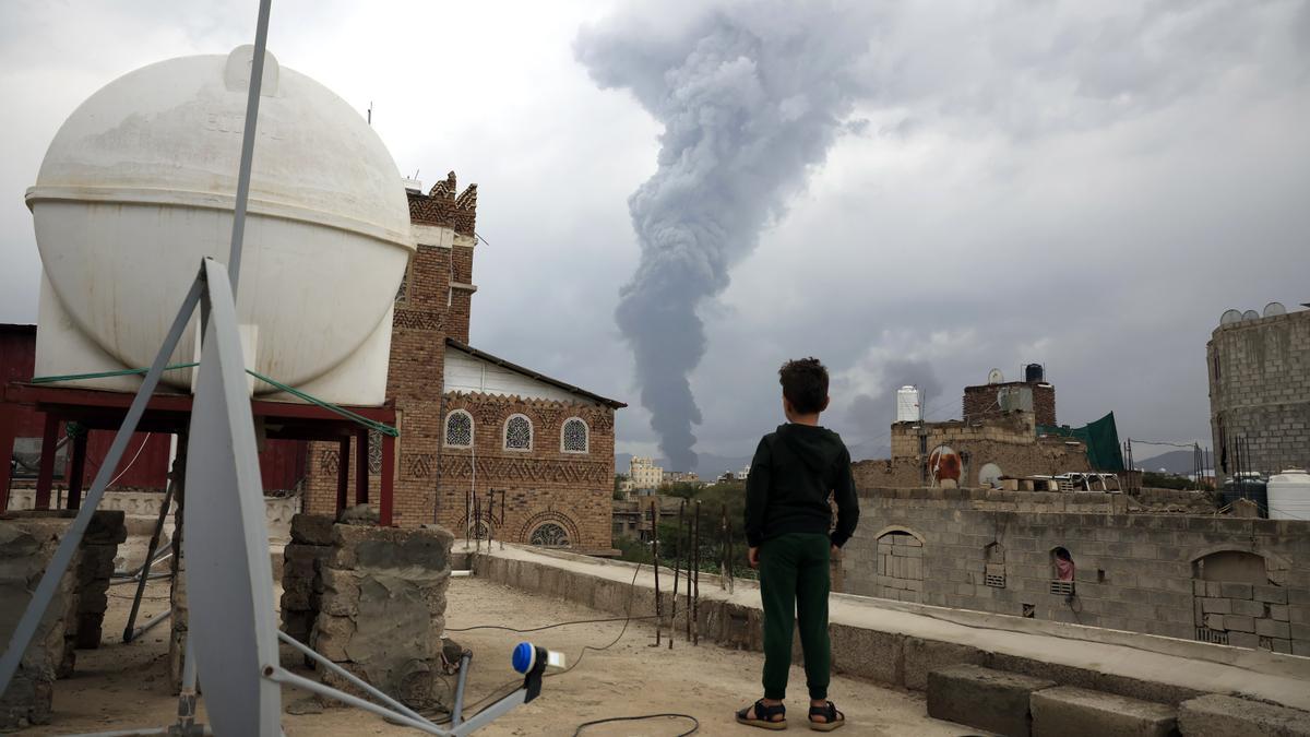 Al menos seis muertos y más de 80 heridos en los ataques aéreos de Israel contra la capital del Yemen