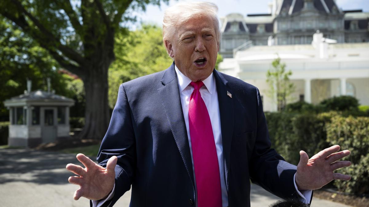El presidente de los Estados Unidos, Donald Trump, habla con periodistas en el jardín de la Casa Blanca.