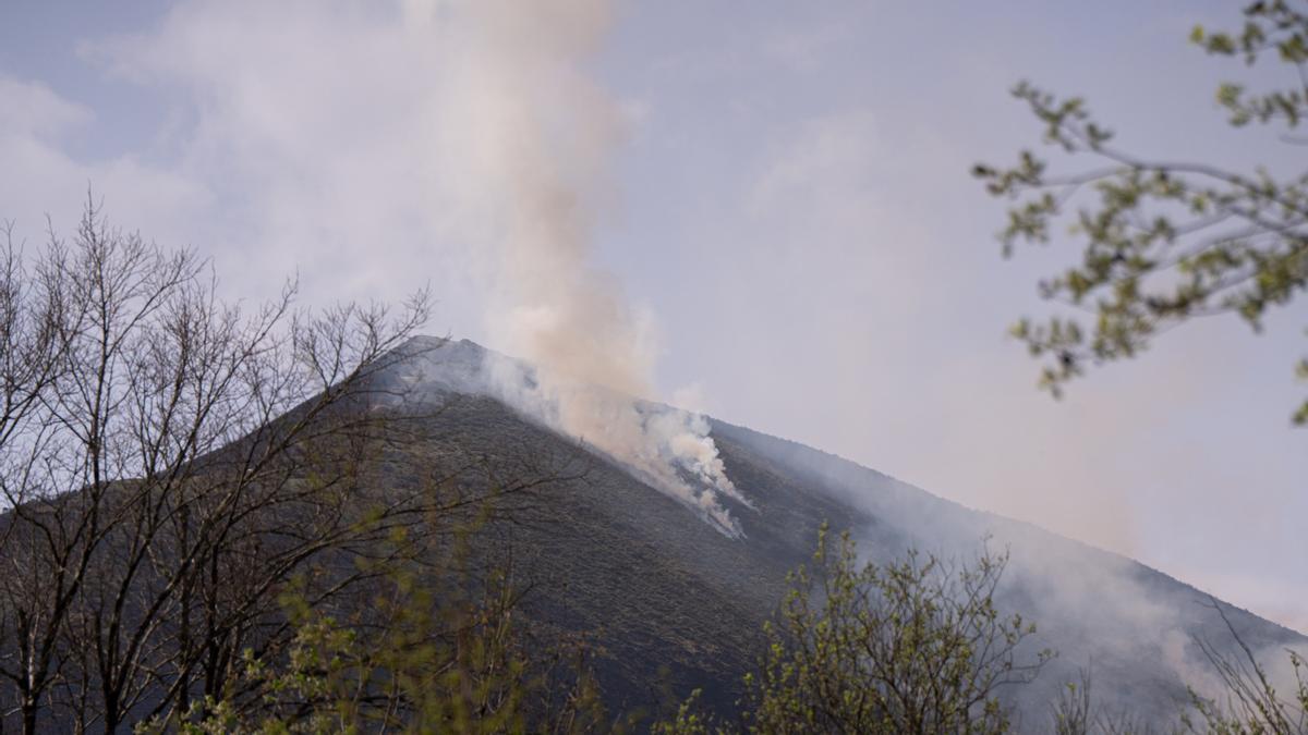 Vista del incendio activo este martes, 7 de abril, en la Sierra de Aramo (Asturias).