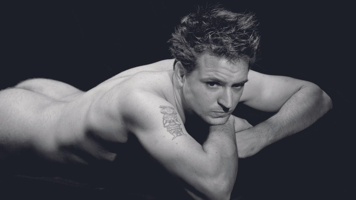 Un hombre desnudo.