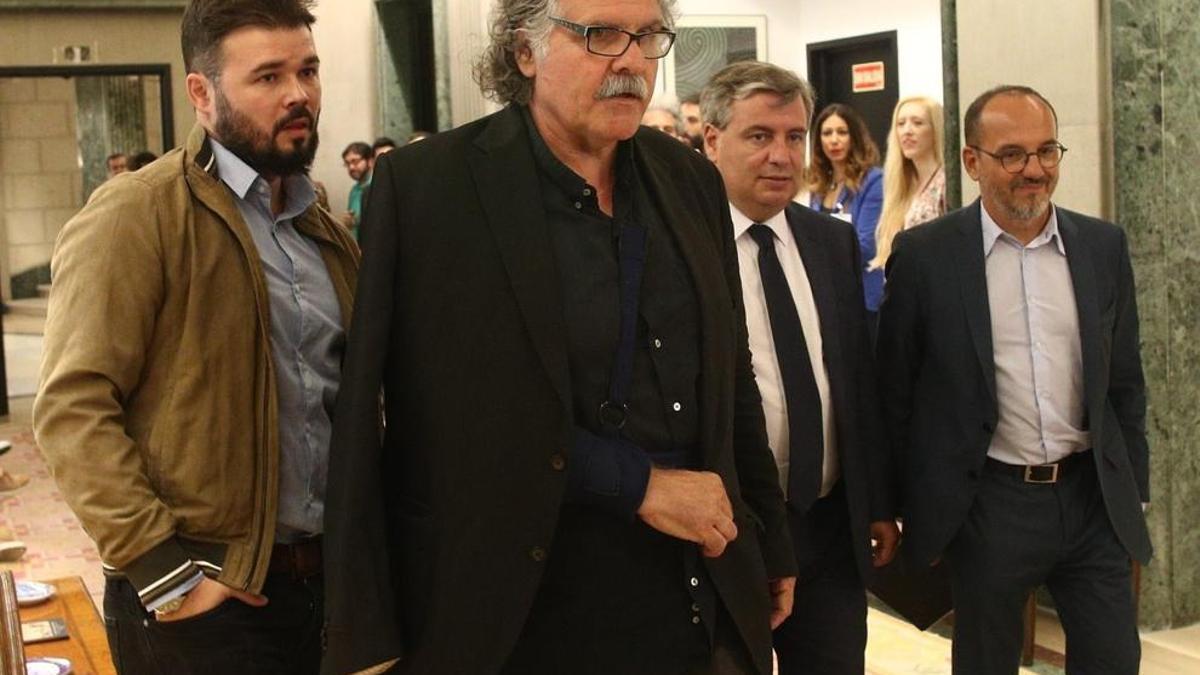 Los diputados Rufián, Tardà, Xuclà y Campuzano en los pasillos del Congreso.