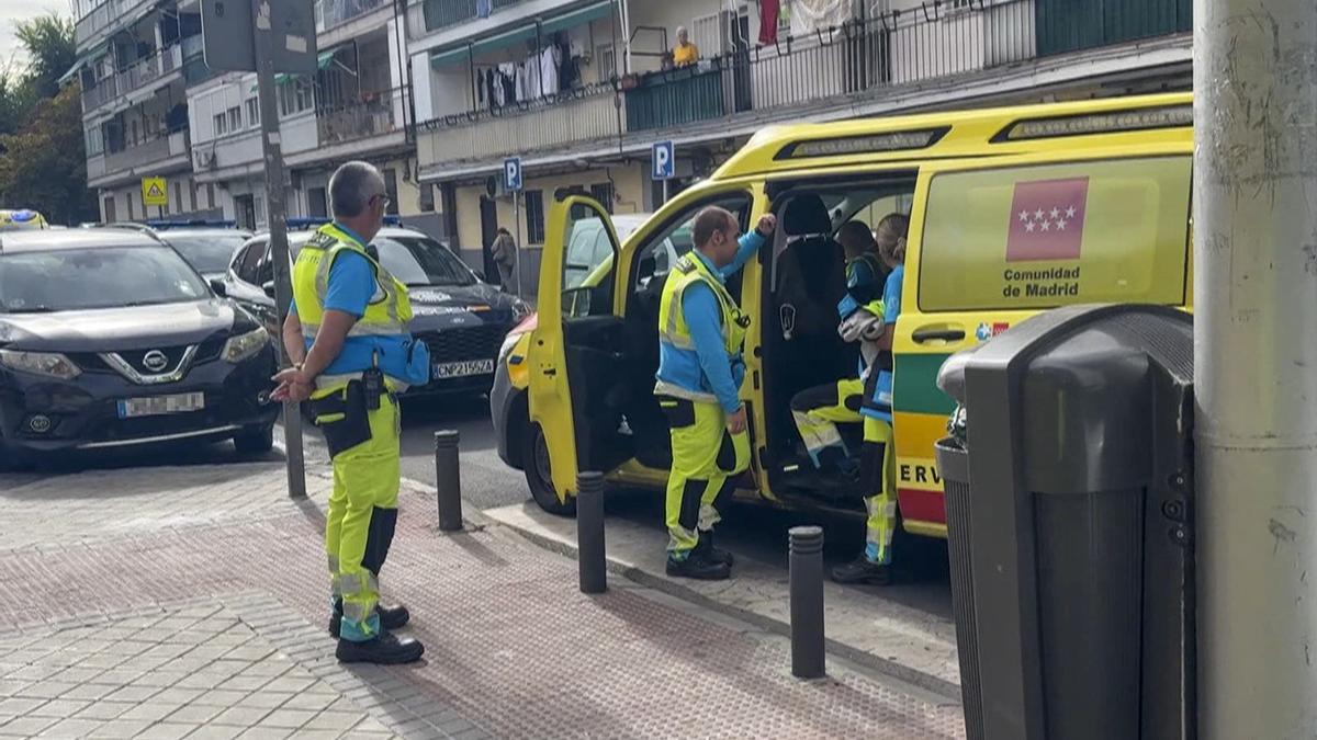 Captura de video tomada ayer y facilitada este martes por Emergencias Madrid 112 tras el apuñalamiento de una joven de 21 años en un domicilio del distrito madrileño de Villaverde.