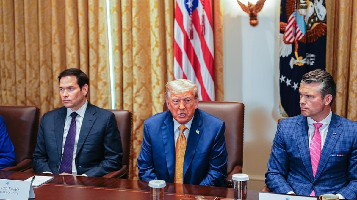 El presidente de los Estados Unidos, Donald J. Trump, el secretario de Estado de los Estados Unidos, Marco Rubio, y el secretario de Defensa de los Estados Unidos, Pete Hegseth, participan en una reunión del Gabinete en la Sala del Gabinete de la Casa Blanca.