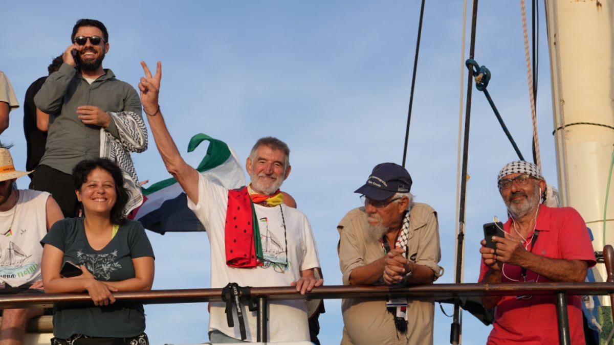 Manuel García Morales saluda desde la embarcación 'Sirius' durante la Global Sumud Flotilla.