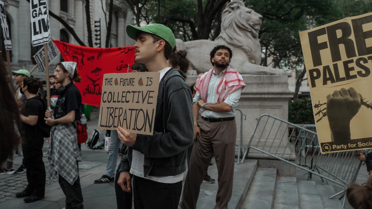 Un manifestante sostiene una pancarta durante una manifestación a favor de Palestina en la ciudad de Nueva York, EE. UU.