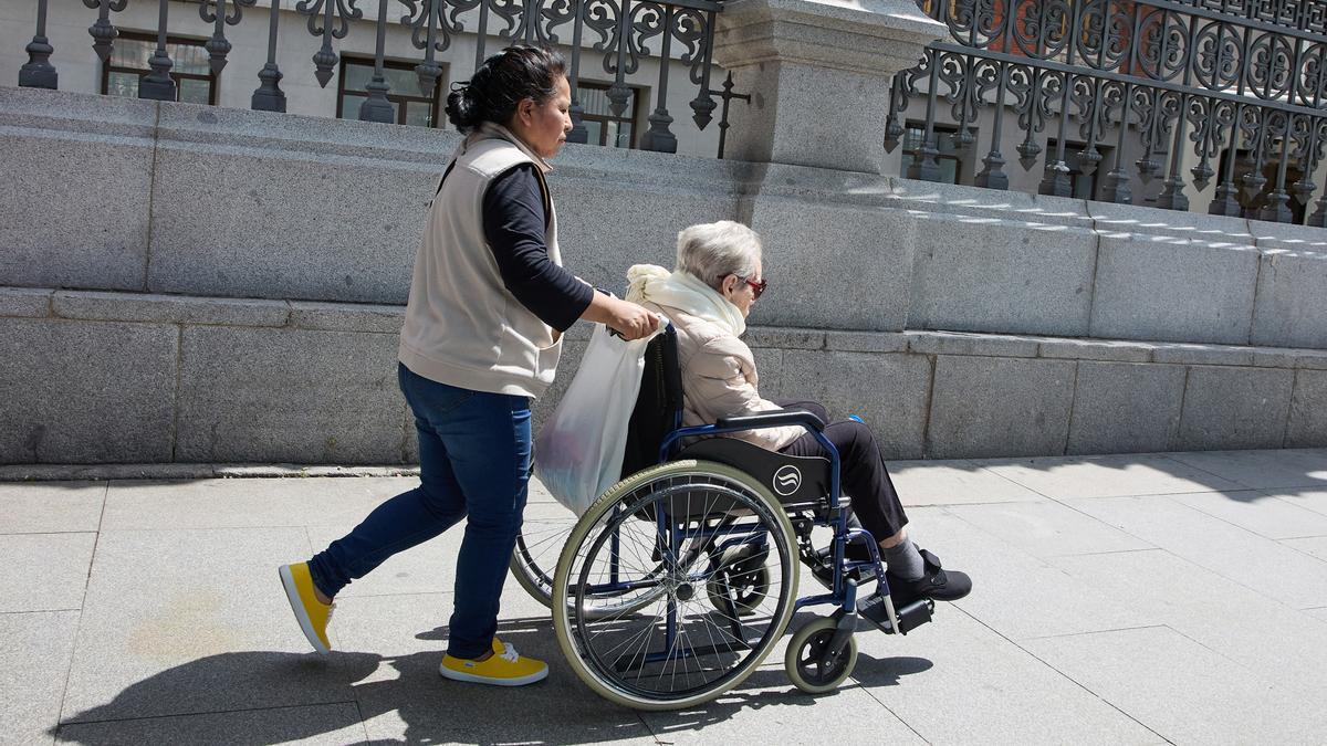Mujeres migrantes sin papeles: cuidadoras en la sombra señaladas por la "prioridad nacional"
