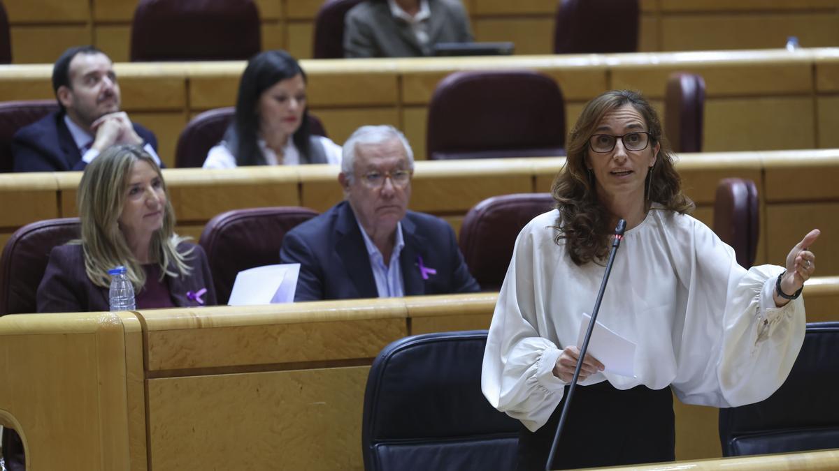 La ministra de Sanidad, Mónica García, durante el Pleno del Senado.