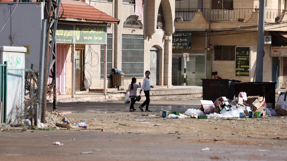Niños palestinos caminan por la ciudad cisjordana de Tubas, tras una operación del Ejército israelí.