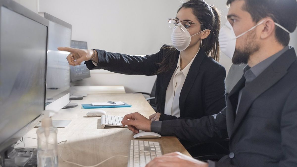 Trabajadores con mascarilla.