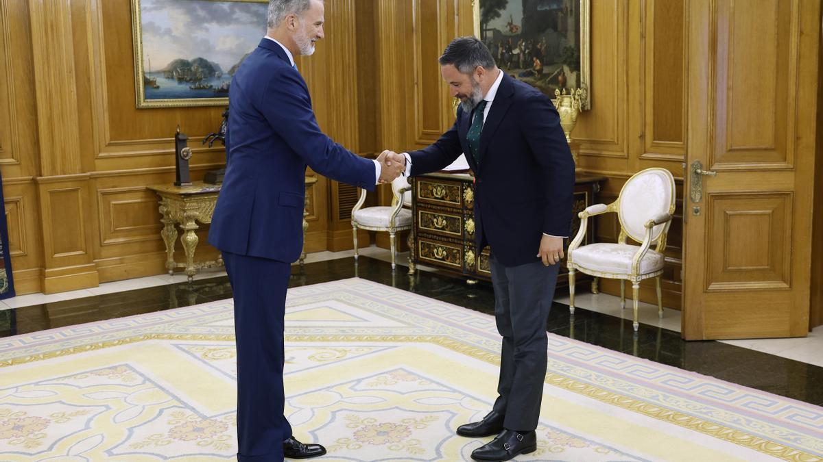 El líder de Vox, Santiago Abascal, se inclina ante el rey Felipe VI en el Palacio de la Zarzuela.