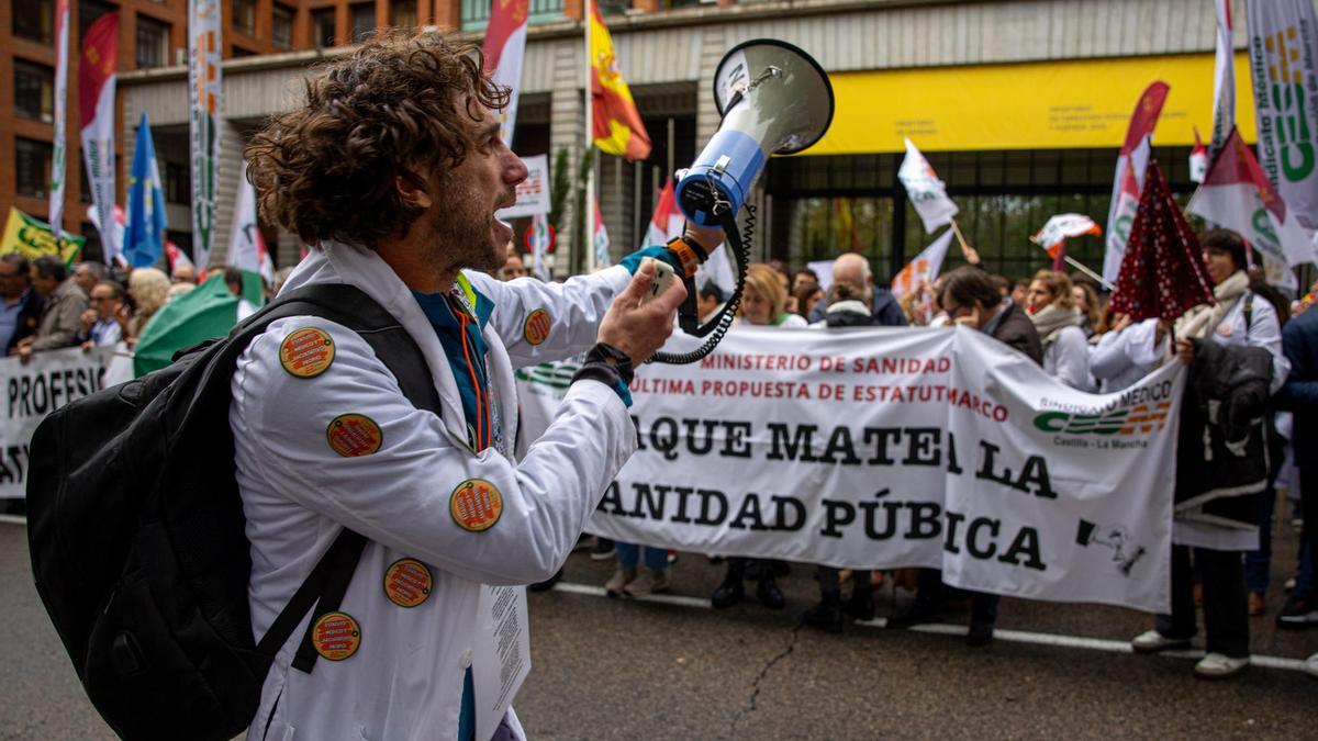Protestas por la propuesta de reforma del estatuto marco de los médicos frente a Sanidad