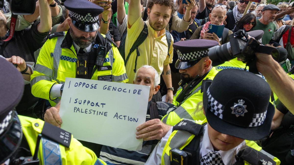 La policía londinense detiene a más de 890 manifestantes en apoyo al grupo Palestine Action.