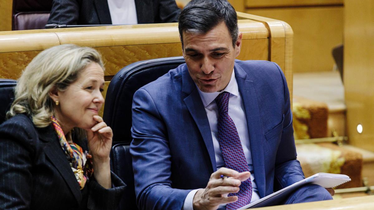La vicepresidenta primera y ministra de Asuntos Económicos y Transformación Digital, Nadia Calviño, y el presidente del Gobierno, Pedro Sánchez, en un pleno del Senado, a 31 de enero de 2023, en Madrid (España).