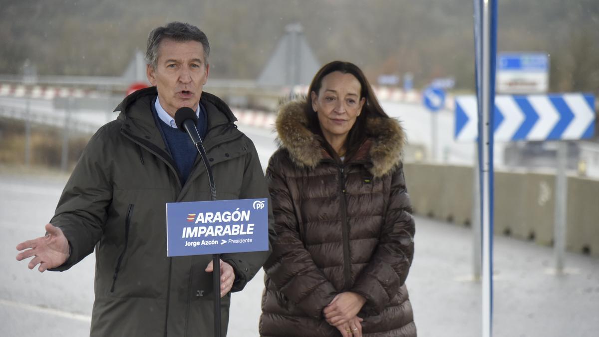 El presidente del PP, Alberto Núñez Feijóo, acompañado por Mamen Susín candidata por Huesca, realiza declaraciones a la prensa durante su visita este sábado la localidad de Lanave (Huesca).