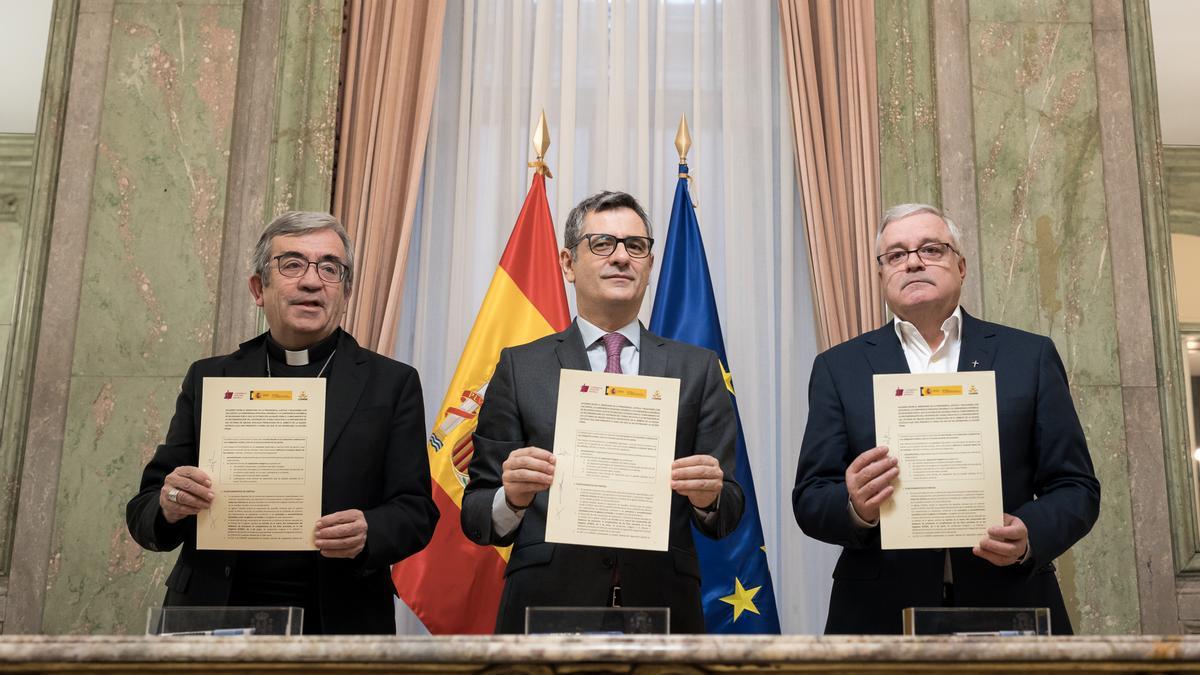 El ministro de la Presidencia, Justicia y Relaciones con las Cortes, Félix Bolaños (c), el presidente de la Confederación Episcopal Española, Luis Argüello (i), y el Presidente de la Conferencia Española de Religiosos, Jesús Díaz Sariego (d), firmarán el acuerdo, en el Palacio de Parcent, a 8 de enero de 2026, en Madrid (España).