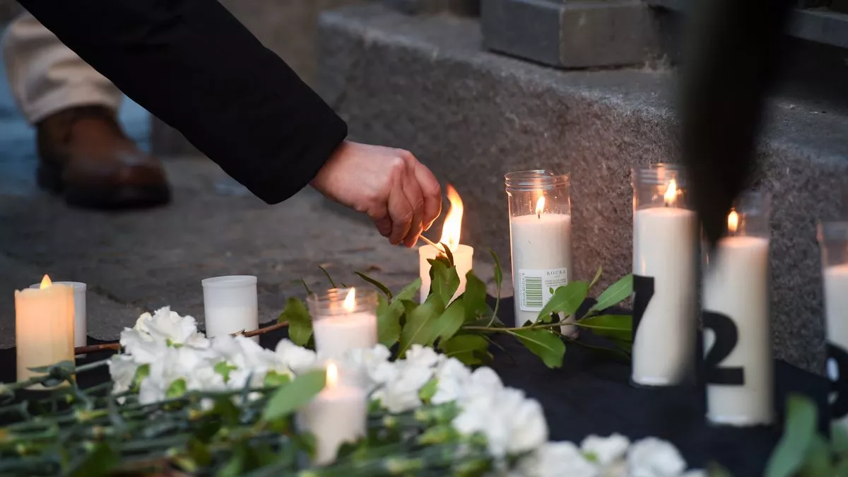 Varias personas se manifiestan junto a Marea de Residencias y Verdad y Justicia durante un homenaje-vigilia por las víctimas de la covid-19, a 18 de marzo de 2023, en Madrid.