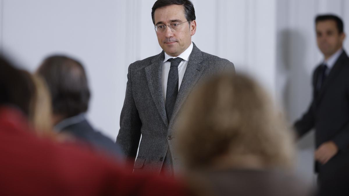 El ministro español de Exteriores, José Manuel Albares, llega a la rueda de prensa.