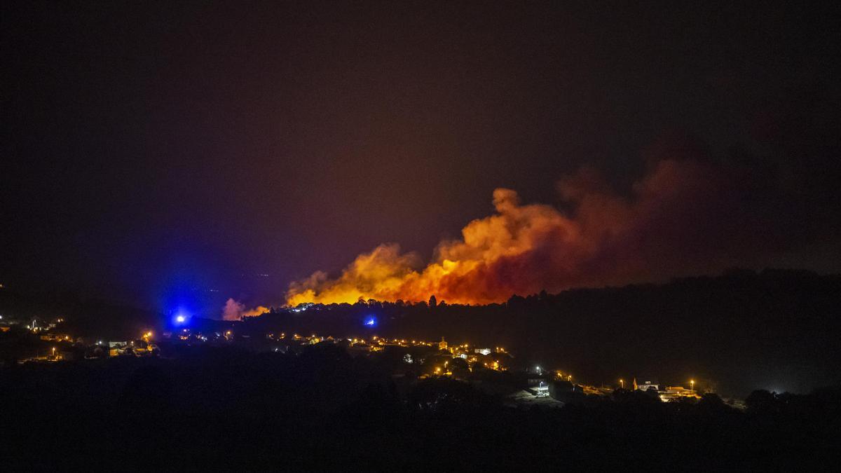 En Vilardevós, la Unidad Militar de Emergencias se ha movilizado este sábado para luchar contra un incendio.
