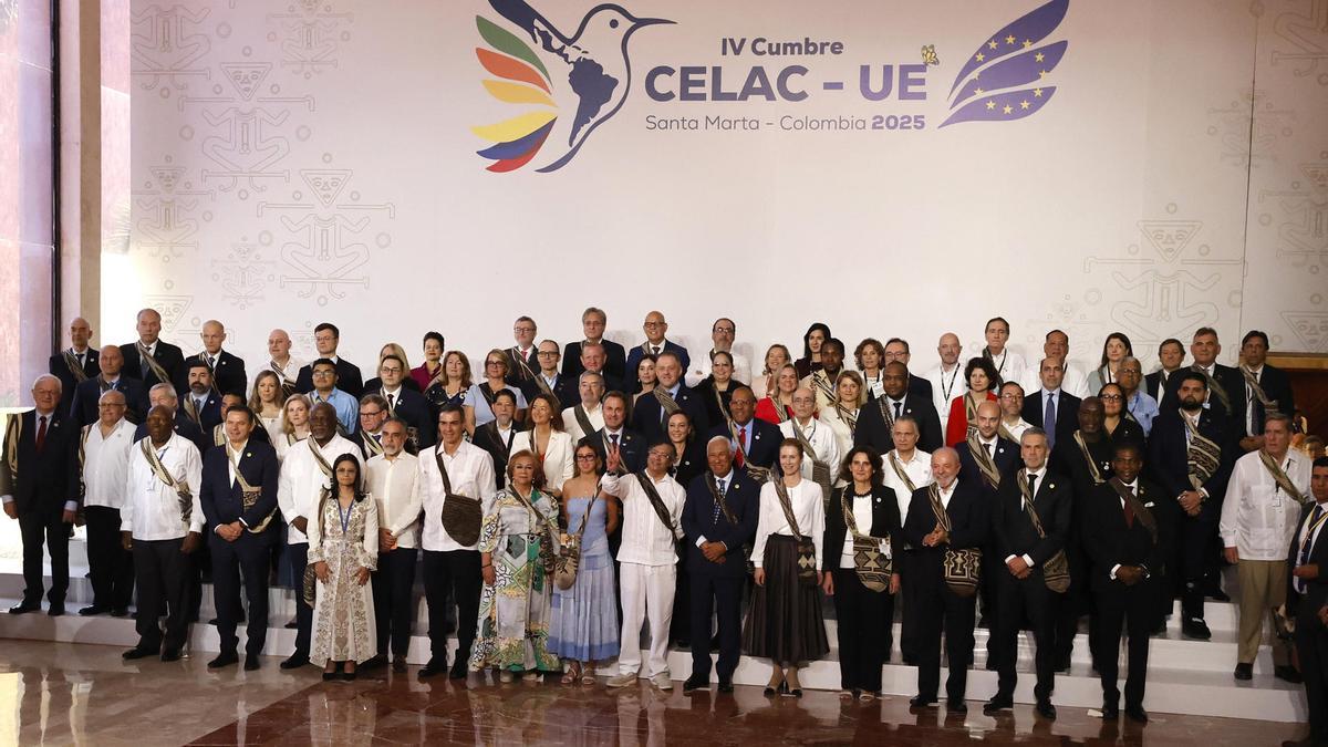 Foto de familia de los jefes de Estado y de Gobierno que asisten a la Cumbre CELAC-UE en Santa Marta