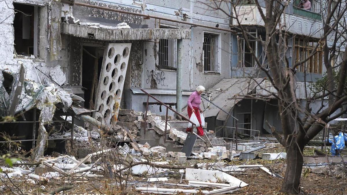 Una mujer sale del edificio tras un ataque de Rusia en Ucrania