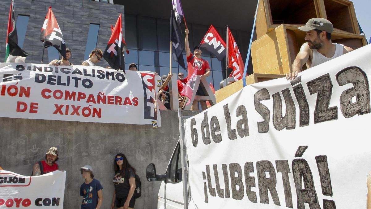 Una multitudinaria manifestación ha recorrido este domingo las calles de Gijón en apoyo a las seis personas conocidas como 'las seis de La Suiza'.
