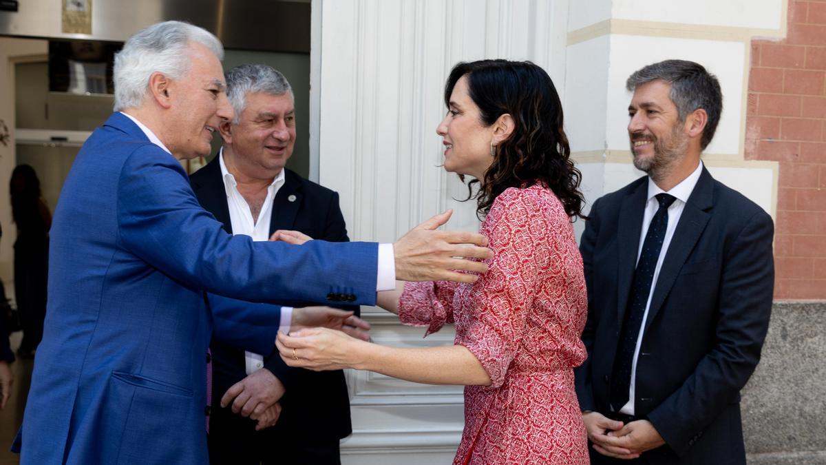El  ensayista e hijo de Mario Vargas Llosa, Álvaro Vargas Llosa (i), la presidenta de la Comunidad de Madrid, Isabel Díaz Ayuso (2d), y el consejero de Presidencia, Justicia y Administración Local, Miguel Ángel García (d), a su llegada a la clausura del XVIII Foro Atlántico América