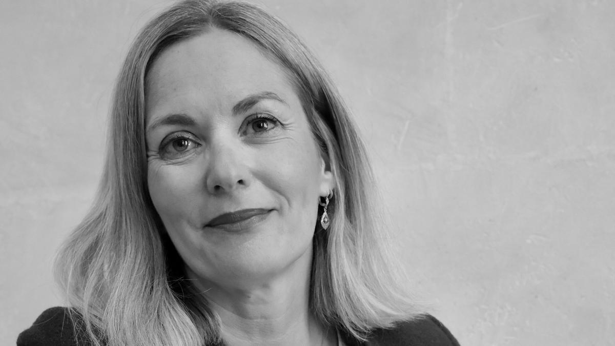 Sophie Baby, hispanista: "A los jóvenes que cantan el 'Cara al sol' habría que llevarles a una exhumación"