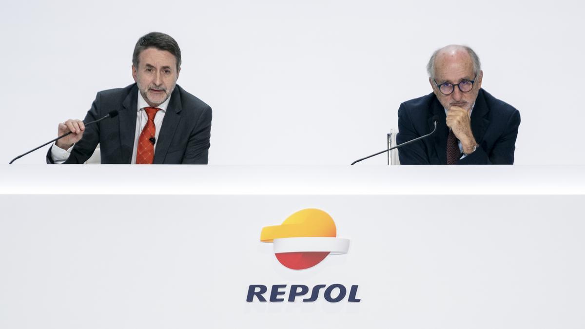 Archivo - El consejero delegado de Repsol, Josu Jon Imaz, interviene junto al consejero delegado de Repsol, Josu Jon Imaz (i), y el presidente de Repsol, Antonio Brufau (d), durante la Junta General de Accionistas de Repsol