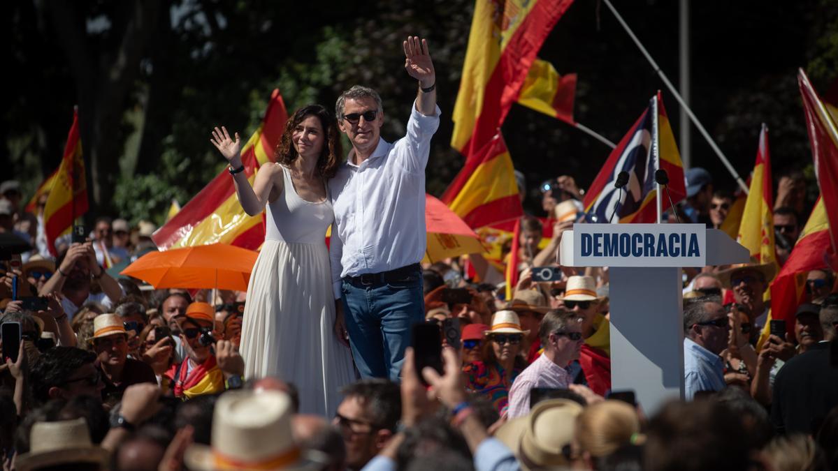 El presidente del Partido Popular, Alberto Núñez Feijóo, y la presidenta de la Comunidad de Madrid, Isabel Díaz Ayuso, durante la concentración del PP el domingo 8 de junio