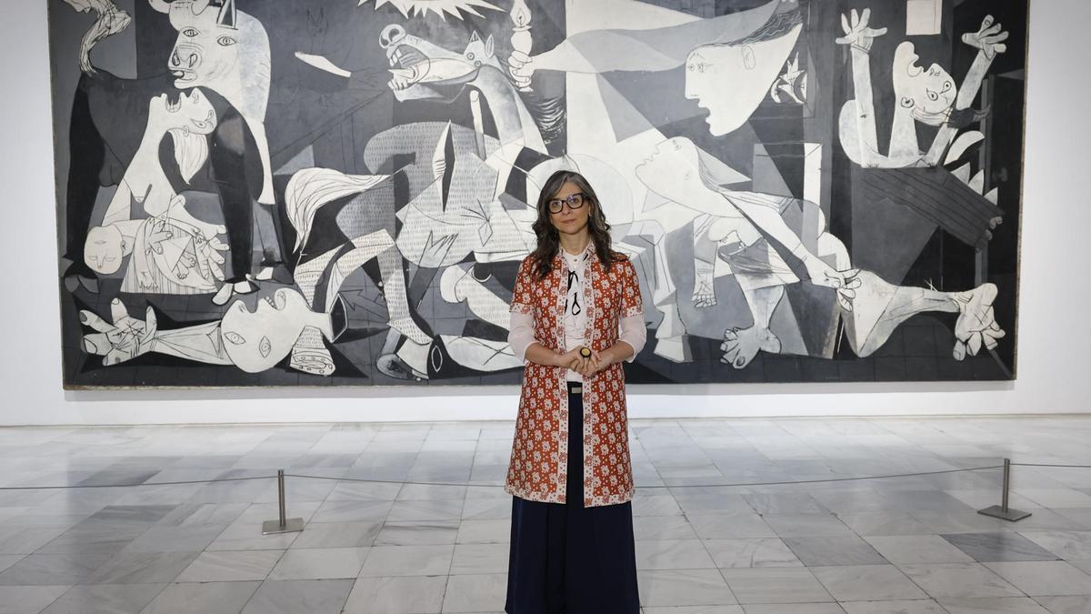 La relatora de Naciones Unidas sobre la situación de los derechos humanos en los Territorios Ocupados Palestinos, Francesca Albanese, durante su visita este miércoles al Guernica de Picasso en el Museo Reina Sofía, en Madrid.