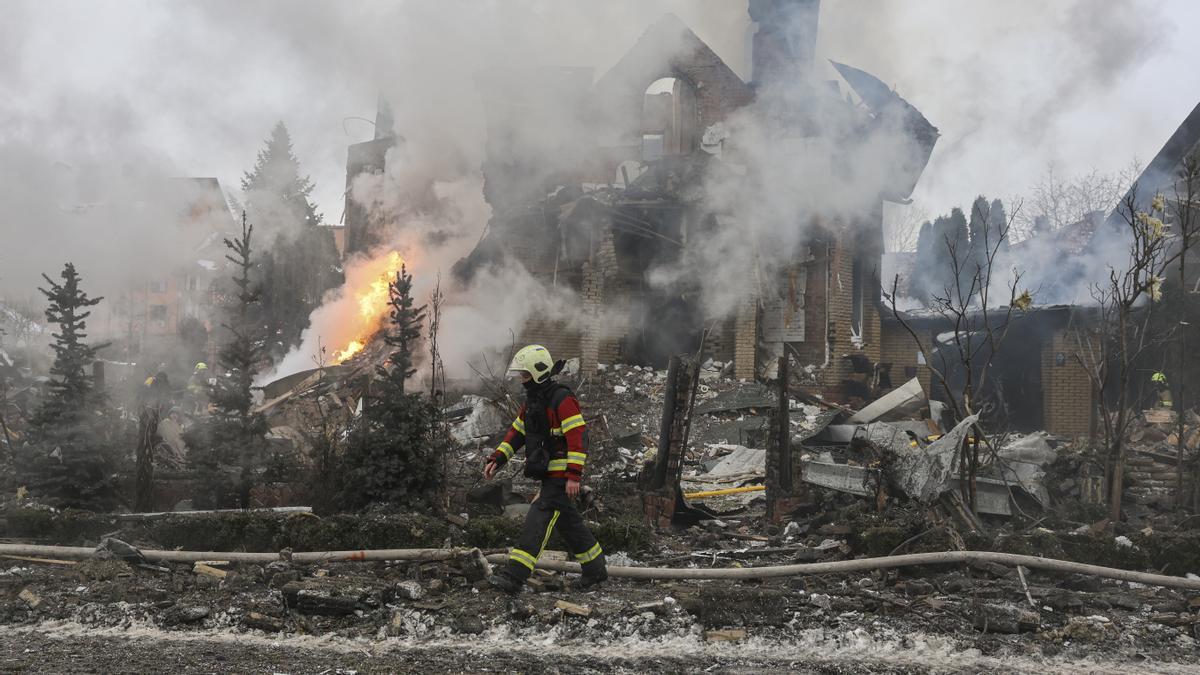 Una casa incenciada tras un ataque ruso, el pasado 22 de febrero, en Ucrania.