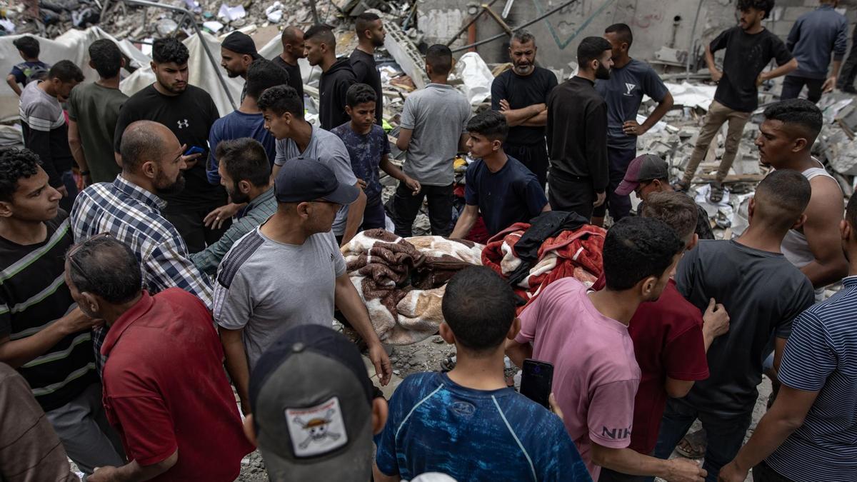 Palestinos inspeccionan el edificio de la Clínica Médica Al-Tawba después de que fuera alcanzado por un ataque aéreo israelí en Jabalia, al norte de la Franja de Gaza.