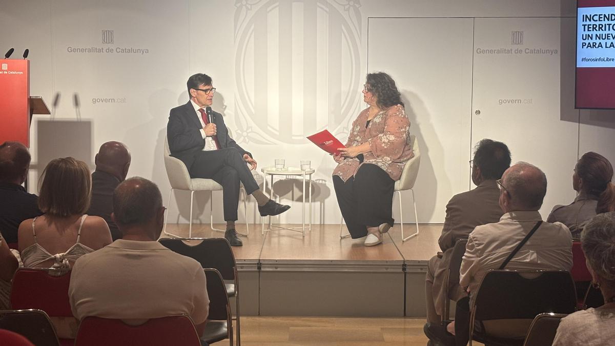 La directora de infoLibre, Virginia P. Alonso, entrevista al president de la Generalitat, Salvador Illa, durante el Foro infoLibre.