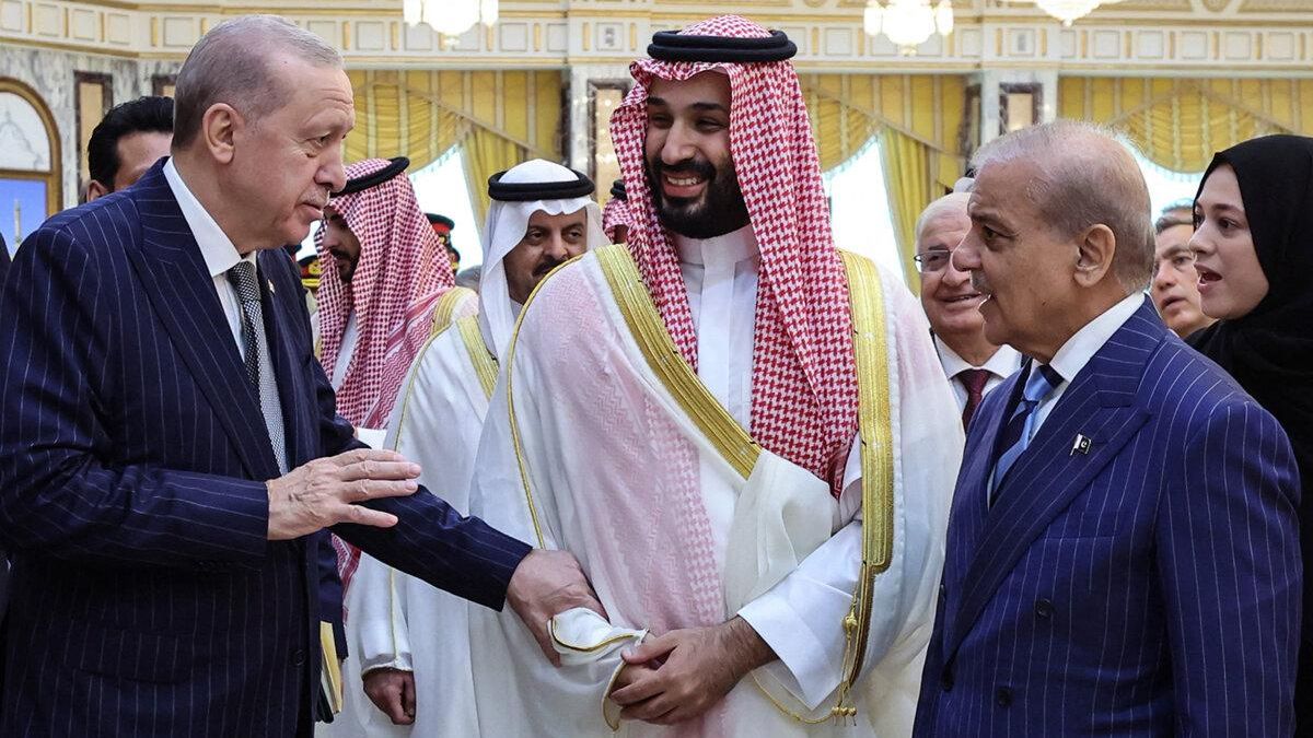 El presidente turco Recep Tayyip Erdoğan (a la izquierda), el príncipe heredero saudí Mohamed bin Salman (en el centro) y el primer ministro pakistaní Shehbaz Sharif, en La Meca, el 7 de agosto.