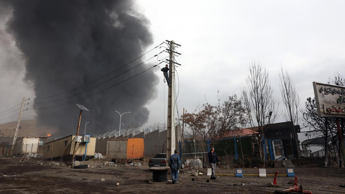 Humo saliendo de la refinería de petróleo de Shahran tras un ataque aéreo sobre Teherán, Irán, este domingo.