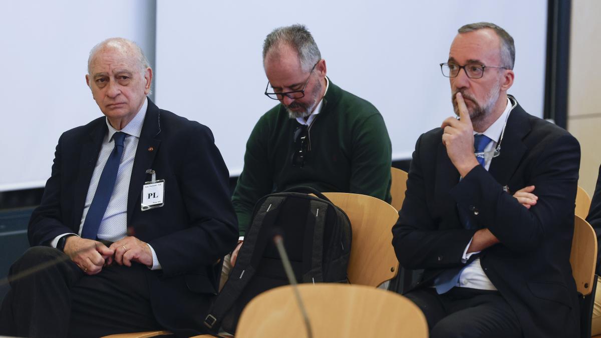 El exministro del Interior con el PP Jorge Fernández Díaz y Francisco Martínez, ex secretario de Estado de Seguridad, sentados en el banquillo de la Audiencia Nacional en San Fernando de Henares (Madrid).