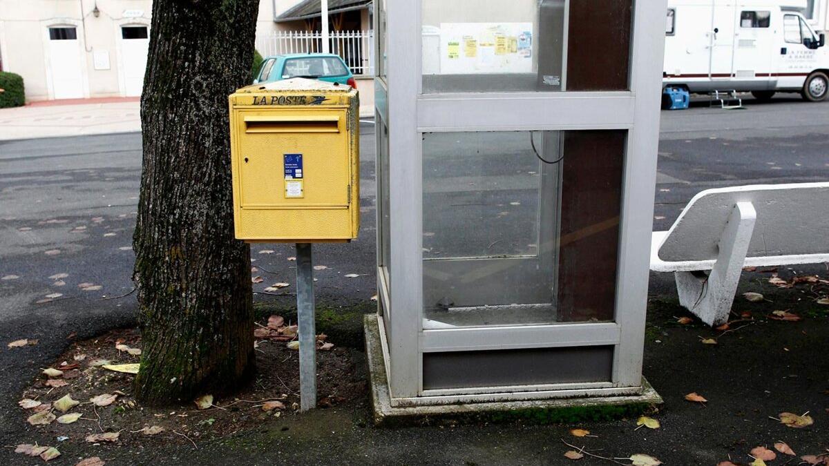Un buzón de La Poste.