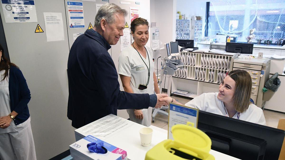 El consejero de Sanidad, Antonio Gómez Caamaño, en una visita al CHUO.