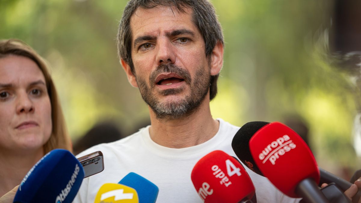 El ministro de cultural, Ernest Urtasun, ofrece declaraciones a la prensa, durante la manifestación y el desfile del Pride Barcelona 2026, a 18 de julio de 2026, en Barcelona, Cataluña (España).