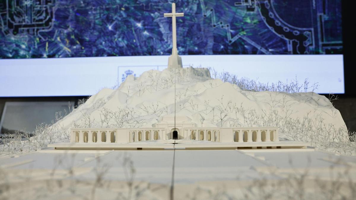 Maqueta del proyecto 'La base y la cruz' que ha sido elegido este martes por un jurado como ganador del concurso internacional convocado por el Gobierno para resignificar el Valle de Cuelgamuros.