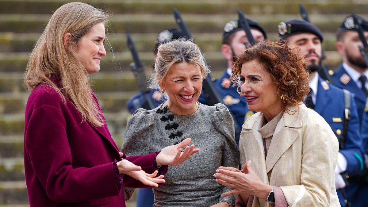 La vicepresidenta primera, María Jesús Montero, la vicepresidenta segunda, Yolanda Díaz, y la vicepresidenta Tercera del Gobierno, Sara Aagesen.