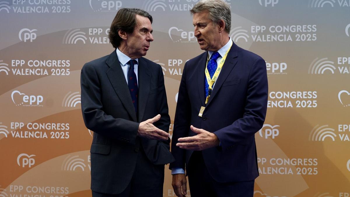 José María Aznar conversa con Alberto Núñez Feijóo en un acto del PP en València.