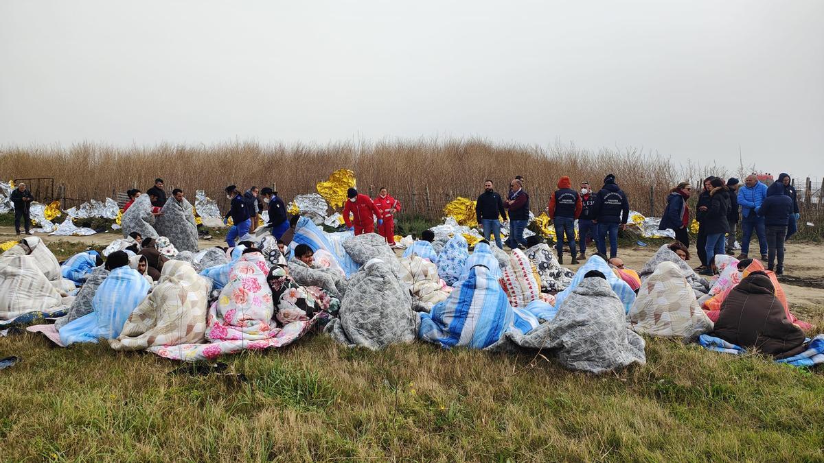 Migrantes rescatados en Steccato di Cutro, después de que su embarcación se hundiese en la italiana región de Calabria, en el sur del país