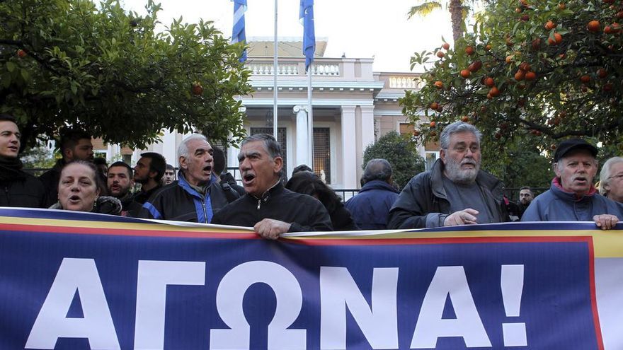 Manifestantes protestan contra las reformas de las pensiones en Atenas (Grecia).