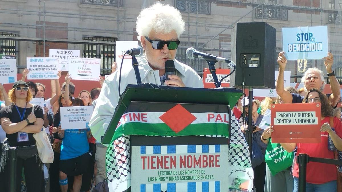 Pedro Almodóvar en el acto por los niños palestinos en la Puerta del Sol